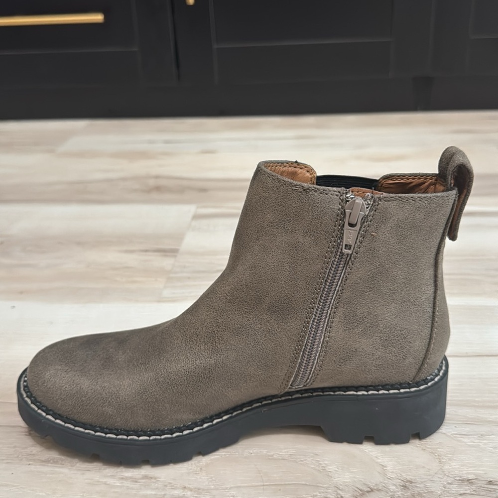 Eurosoft Bethan Chelsea Boots Gray Black Lug Sole Comfort Booties Size 7 - Picture 5 of 9